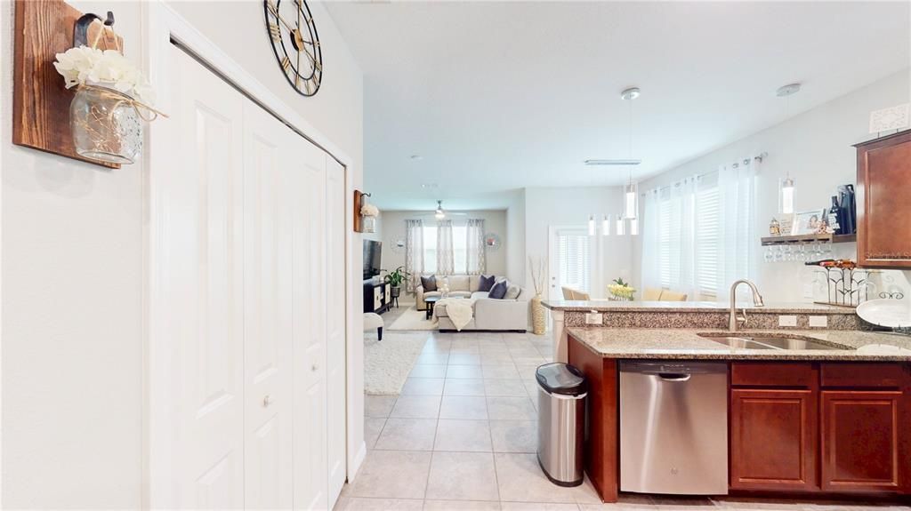 На продажу: $265,000 (3 спален, 2 ванн, 1824 Квадратных фут)