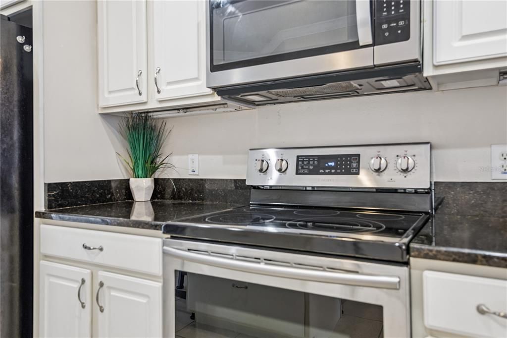 На продажу: $360,000 (2 спален, 2 ванн, 1155 Квадратных фут)