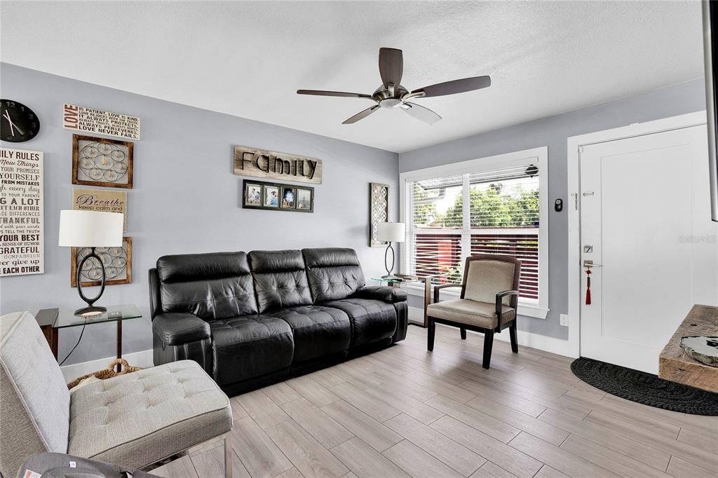 待售: $365,000 (3 贝兹, 1 浴室, 918 平方英尺)