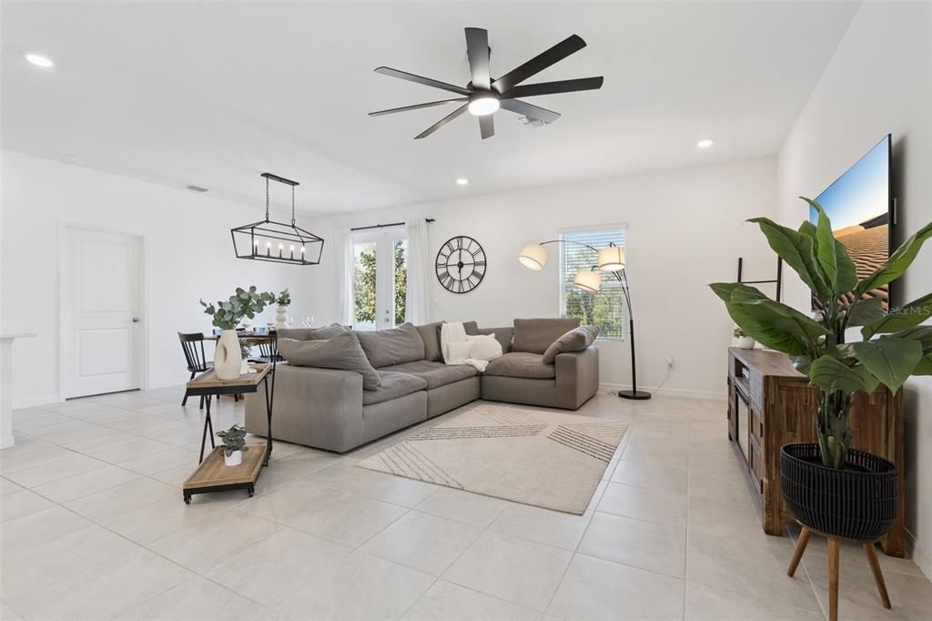 En Venta: $405,000 (4 camas, 2 baños, 1890 Pies cuadrados)