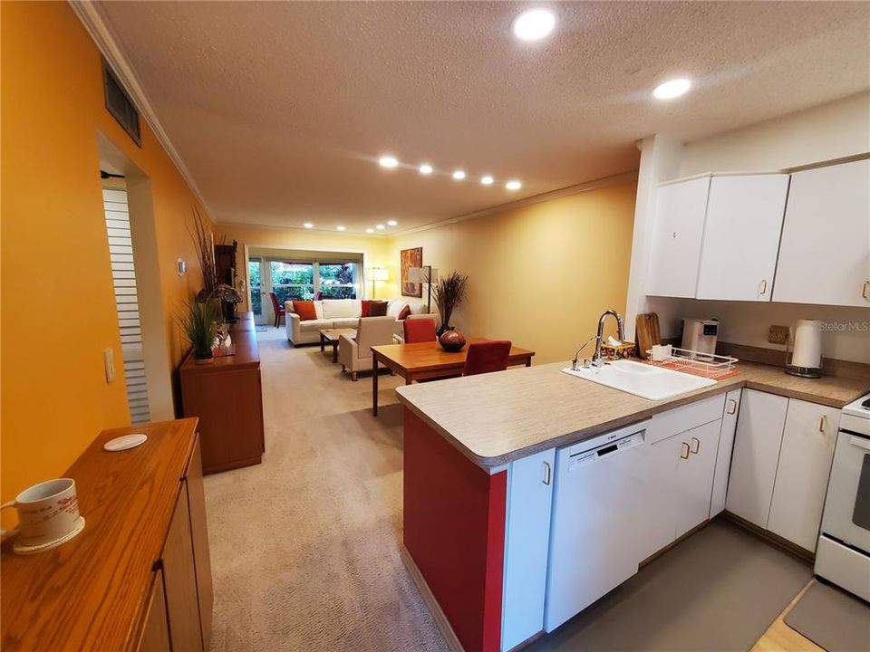 For Rent: $1,900 (2 beds, 2 baths, 886 Square Feet)