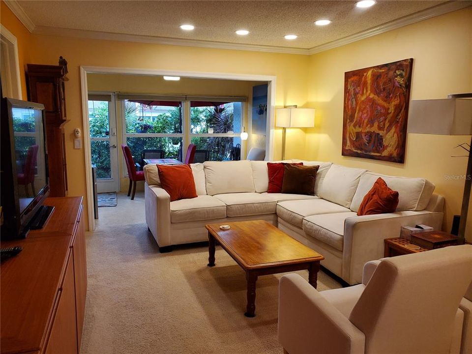 For Rent: $1,900 (2 beds, 2 baths, 886 Square Feet)