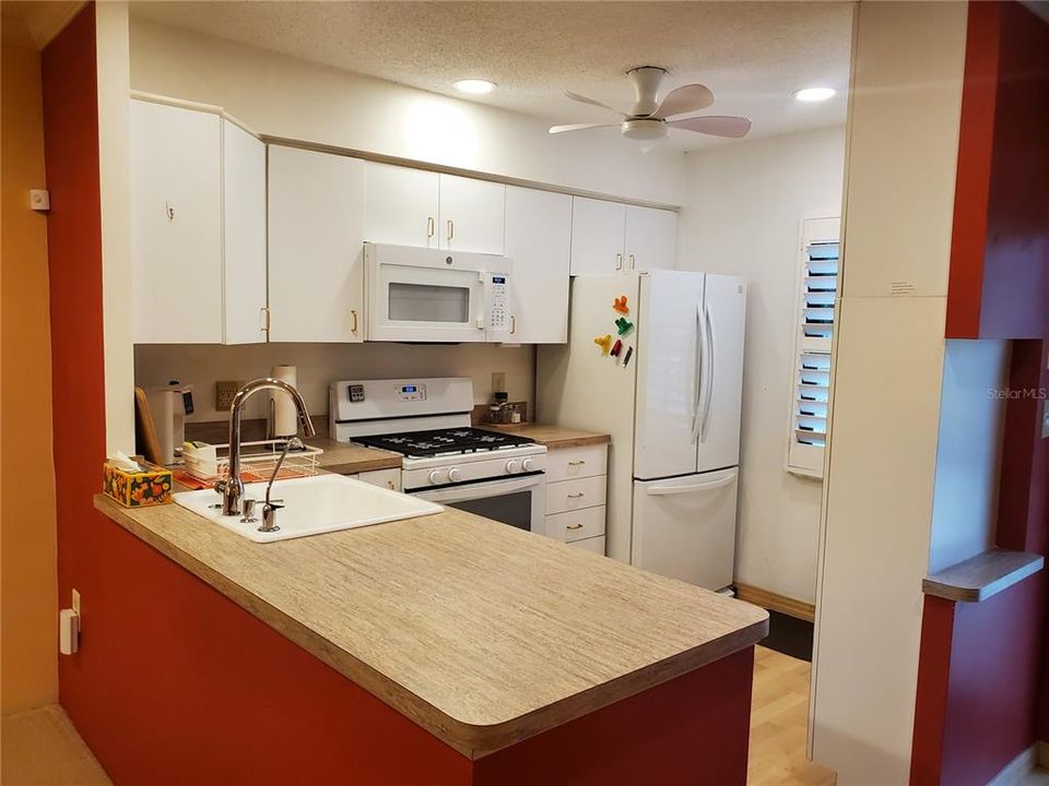 For Rent: $1,900 (2 beds, 2 baths, 886 Square Feet)