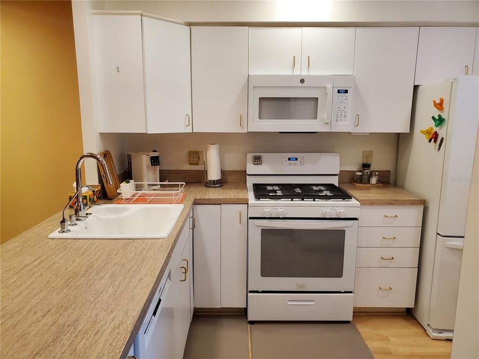 For Rent: $1,900 (2 beds, 2 baths, 886 Square Feet)