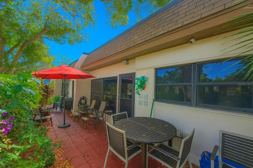 For Rent: $1,900 (2 beds, 2 baths, 886 Square Feet)