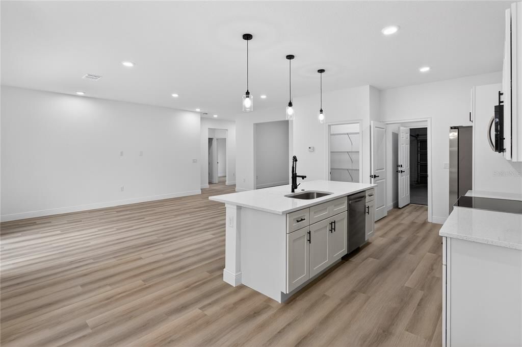 For Rent: $2,600 (4 beds, 3 baths, 1949 Square Feet)