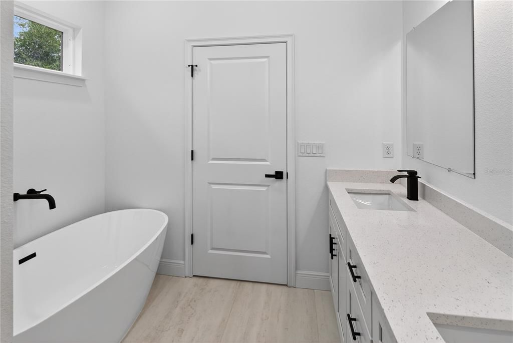 For Rent: $2,600 (4 beds, 3 baths, 1949 Square Feet)