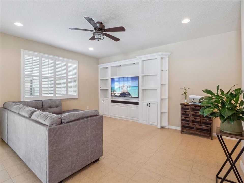 На продажу: $420,000 (4 спален, 2 ванн, 1825 Квадратных фут)