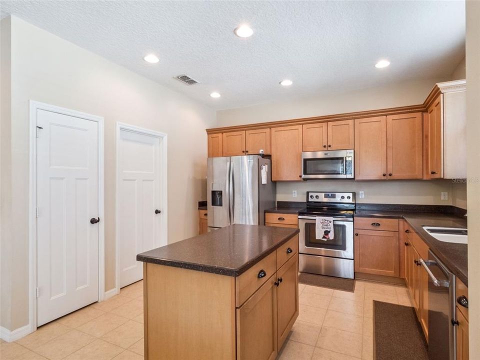 На продажу: $420,000 (4 спален, 2 ванн, 1825 Квадратных фут)