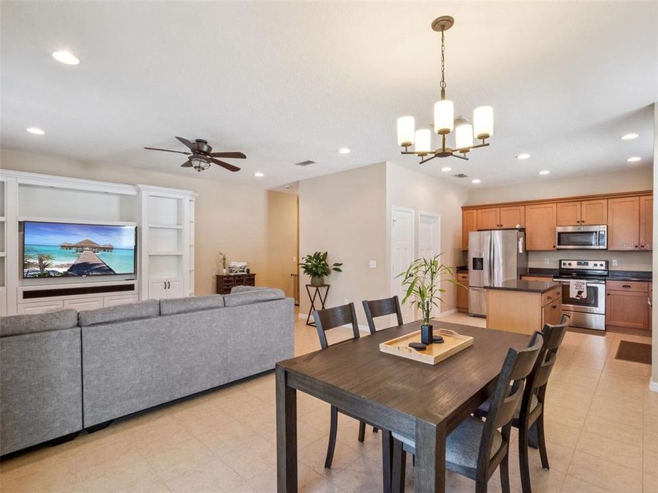 На продажу: $420,000 (4 спален, 2 ванн, 1825 Квадратных фут)