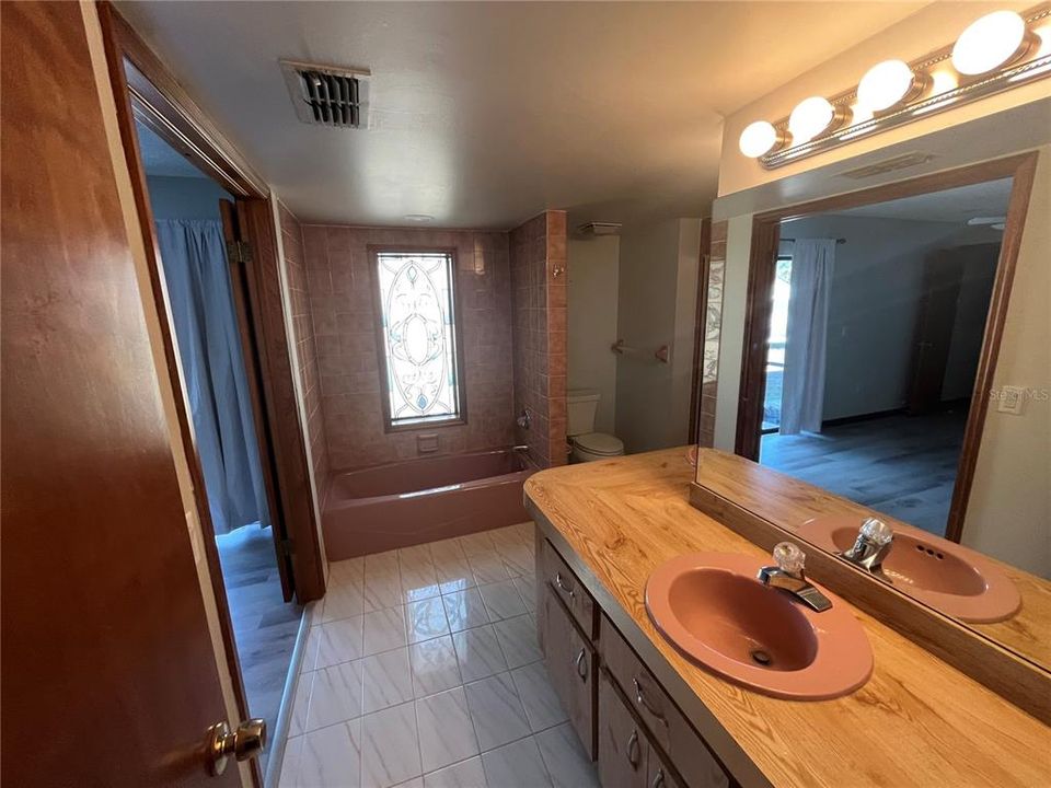 For Sale: $399,999 (3 beds, 2 baths, 2248 Square Feet)