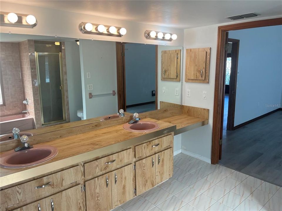 For Sale: $399,999 (3 beds, 2 baths, 2248 Square Feet)