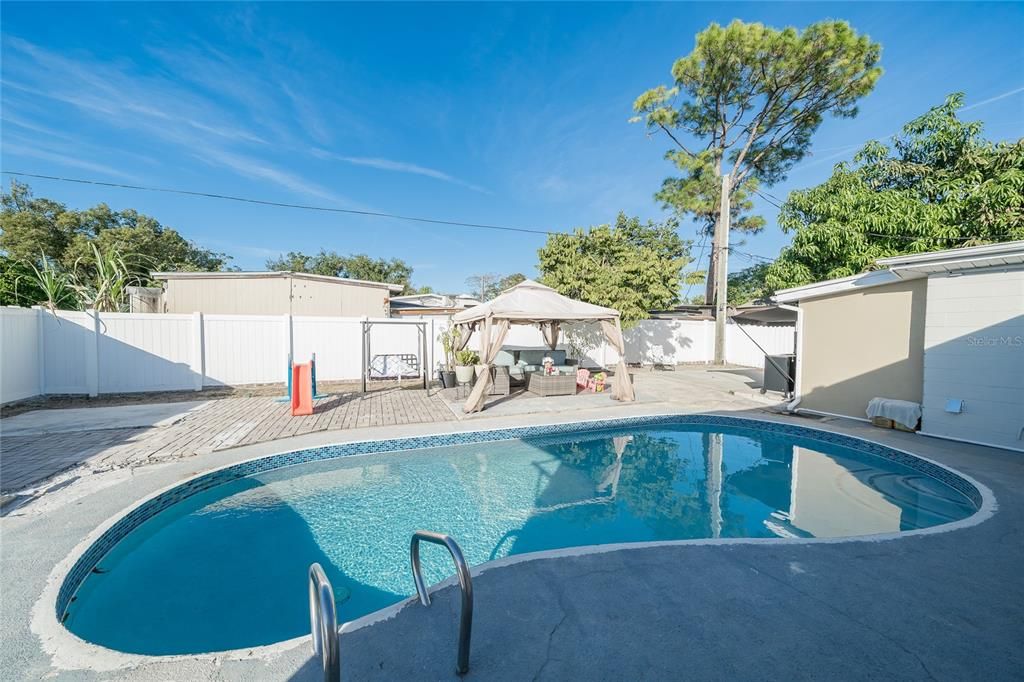 На продажу: $330,000 (4 спален, 2 ванн, 1263 Квадратных фут)