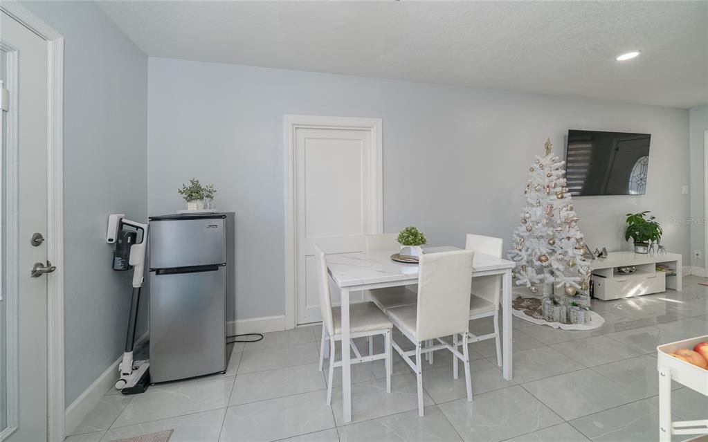 На продажу: $330,000 (4 спален, 2 ванн, 1263 Квадратных фут)