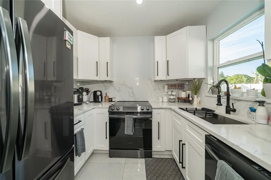 На продажу: $330,000 (4 спален, 2 ванн, 1263 Квадратных фут)