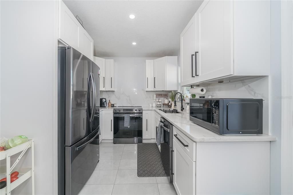 На продажу: $330,000 (4 спален, 2 ванн, 1263 Квадратных фут)