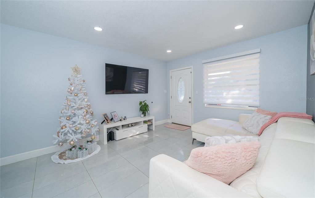 На продажу: $330,000 (4 спален, 2 ванн, 1263 Квадратных фут)