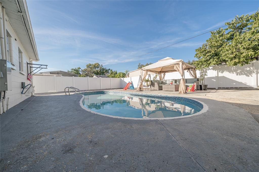 На продажу: $330,000 (4 спален, 2 ванн, 1263 Квадратных фут)