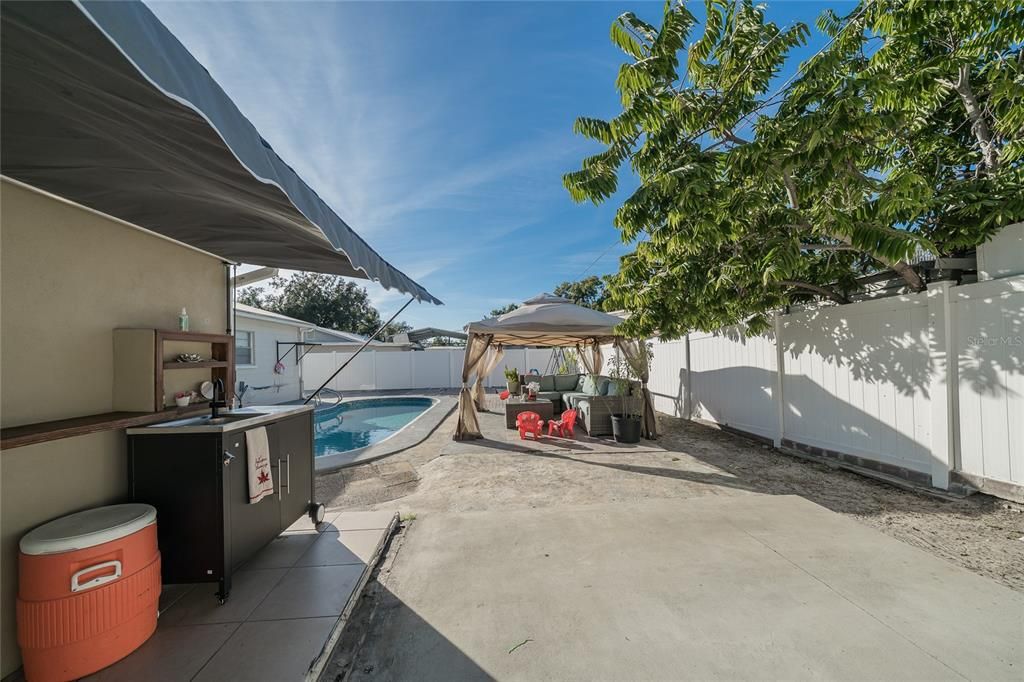 На продажу: $330,000 (4 спален, 2 ванн, 1263 Квадратных фут)