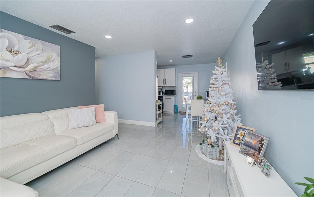 На продажу: $330,000 (4 спален, 2 ванн, 1263 Квадратных фут)