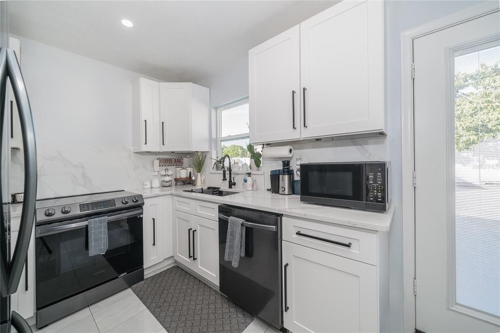 На продажу: $330,000 (4 спален, 2 ванн, 1263 Квадратных фут)