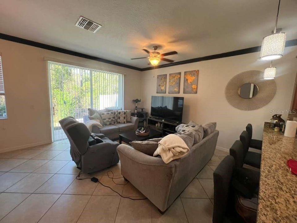 待售: $265,000 (2 贝兹, 2 浴室, 1374 平方英尺)