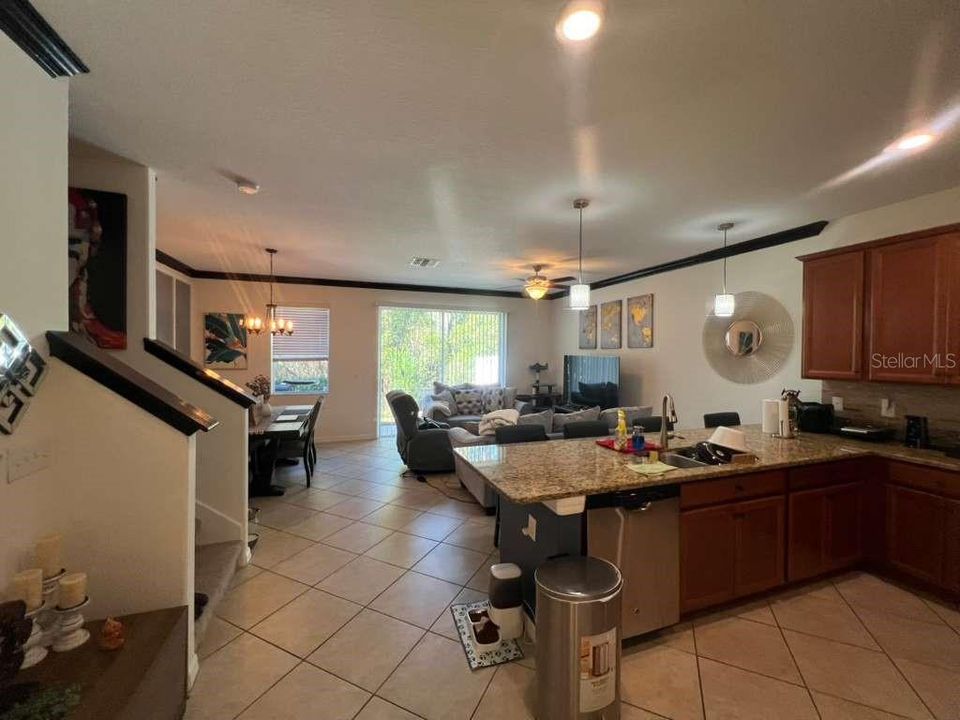 待售: $265,000 (2 贝兹, 2 浴室, 1374 平方英尺)