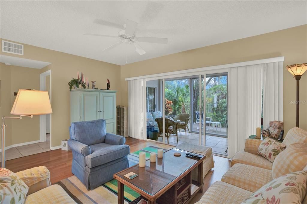 For Sale: $349,900 (2 beds, 2 baths, 1235 Square Feet)