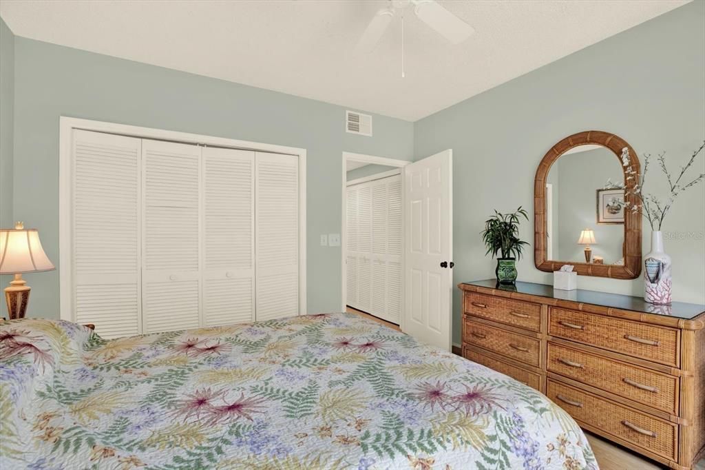 For Sale: $349,900 (2 beds, 2 baths, 1235 Square Feet)