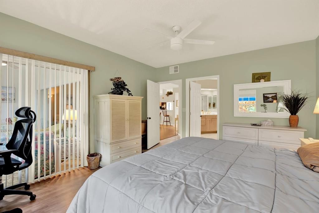 For Sale: $349,900 (2 beds, 2 baths, 1235 Square Feet)