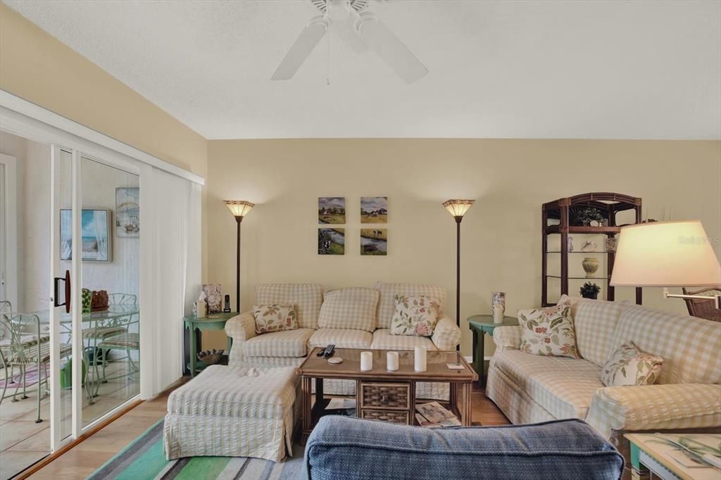 For Sale: $349,900 (2 beds, 2 baths, 1235 Square Feet)