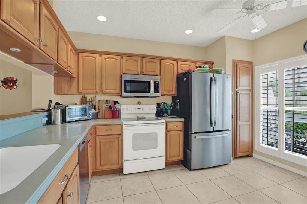 For Sale: $349,900 (2 beds, 2 baths, 1235 Square Feet)