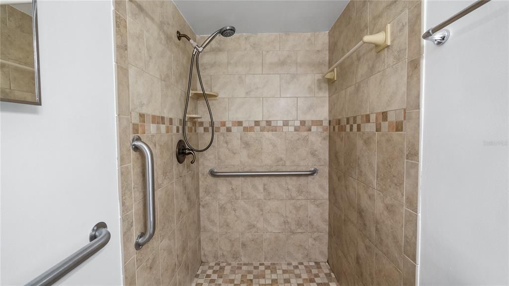 For Rent: $2,400 (3 beds, 2 baths, 1637 Square Feet)