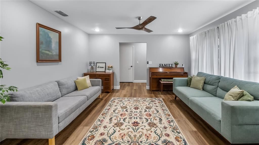 For Rent: $2,400 (3 beds, 2 baths, 1637 Square Feet)