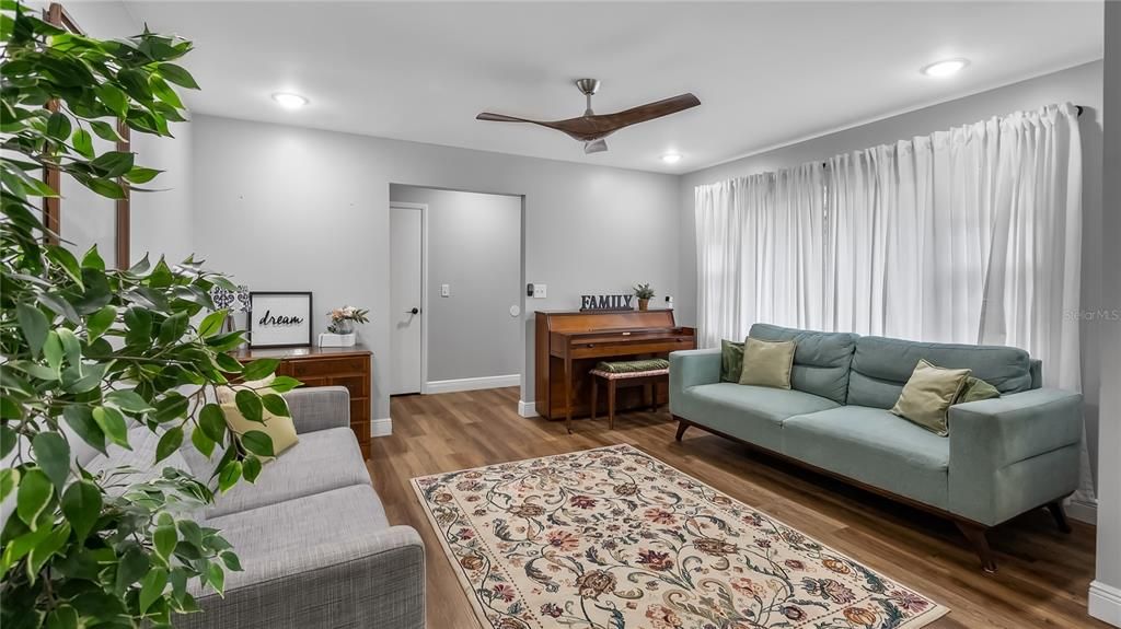 For Rent: $2,400 (3 beds, 2 baths, 1637 Square Feet)