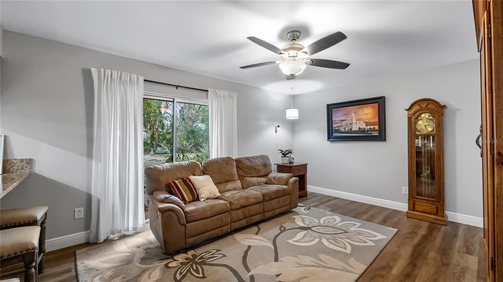 For Rent: $2,400 (3 beds, 2 baths, 1637 Square Feet)