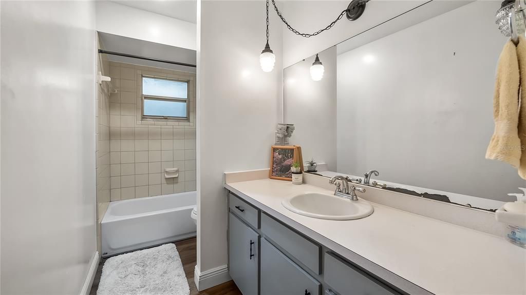 For Rent: $2,400 (3 beds, 2 baths, 1637 Square Feet)