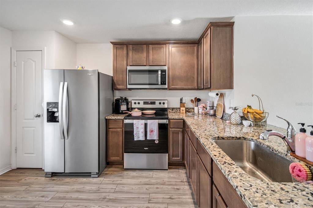 На продажу: $300,000 (3 спален, 2 ванн, 1270 Квадратных фут)