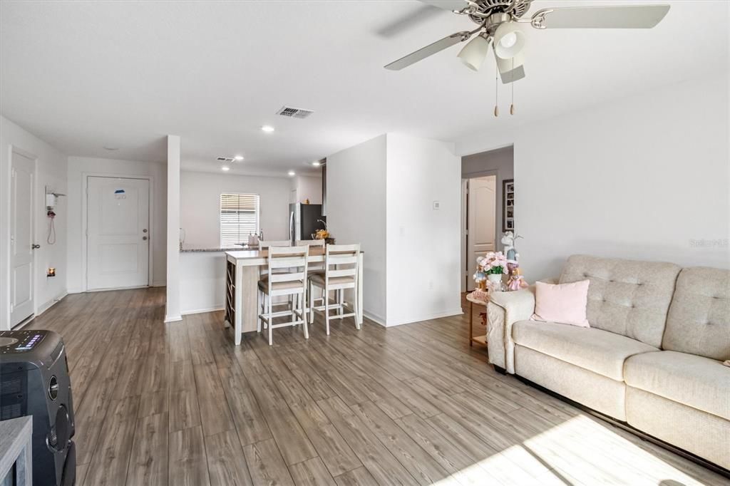 На продажу: $300,000 (3 спален, 2 ванн, 1270 Квадратных фут)