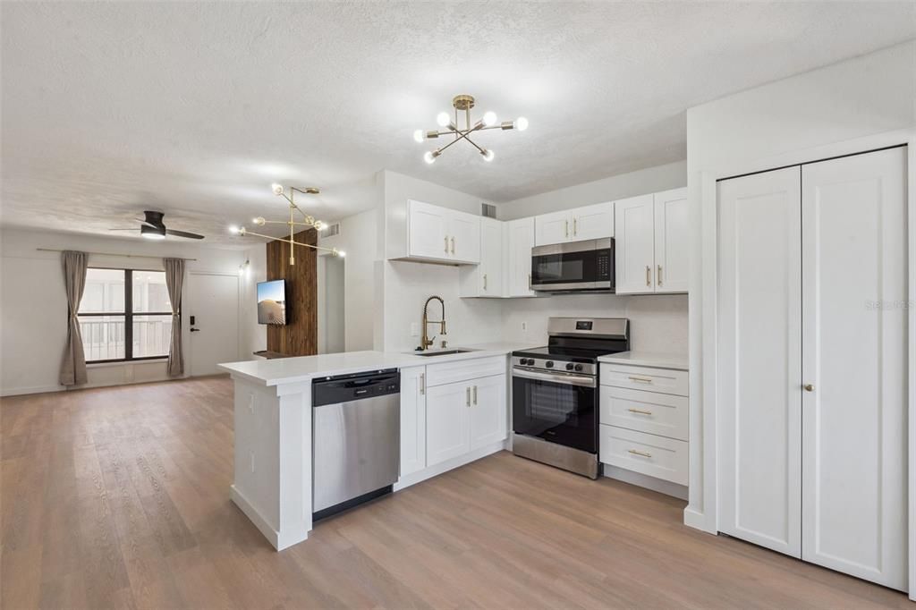 На продажу: $319,000 (2 спален, 1 ванн, 998 Квадратных фут)