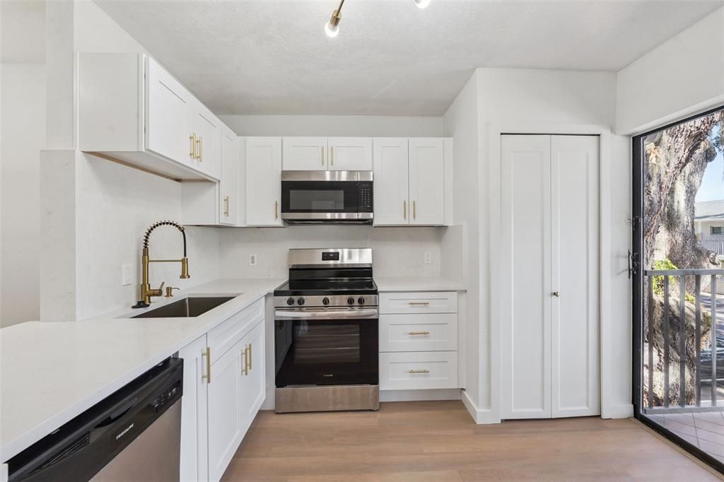 На продажу: $319,000 (2 спален, 1 ванн, 998 Квадратных фут)