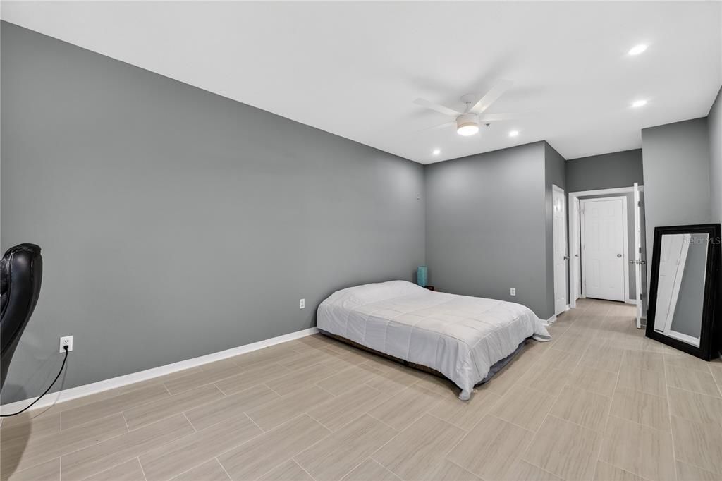 待售: $249,900 (1 贝兹, 1 浴室, 1044 平方英尺)