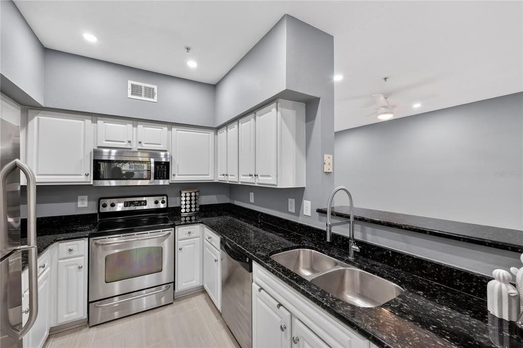 待售: $249,900 (1 贝兹, 1 浴室, 1044 平方英尺)