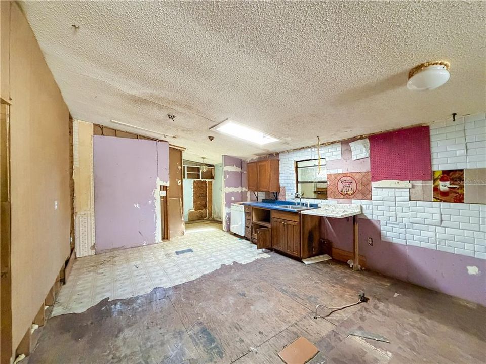 待售: $59,900 (2 贝兹, 3 浴室, 1352 平方英尺)