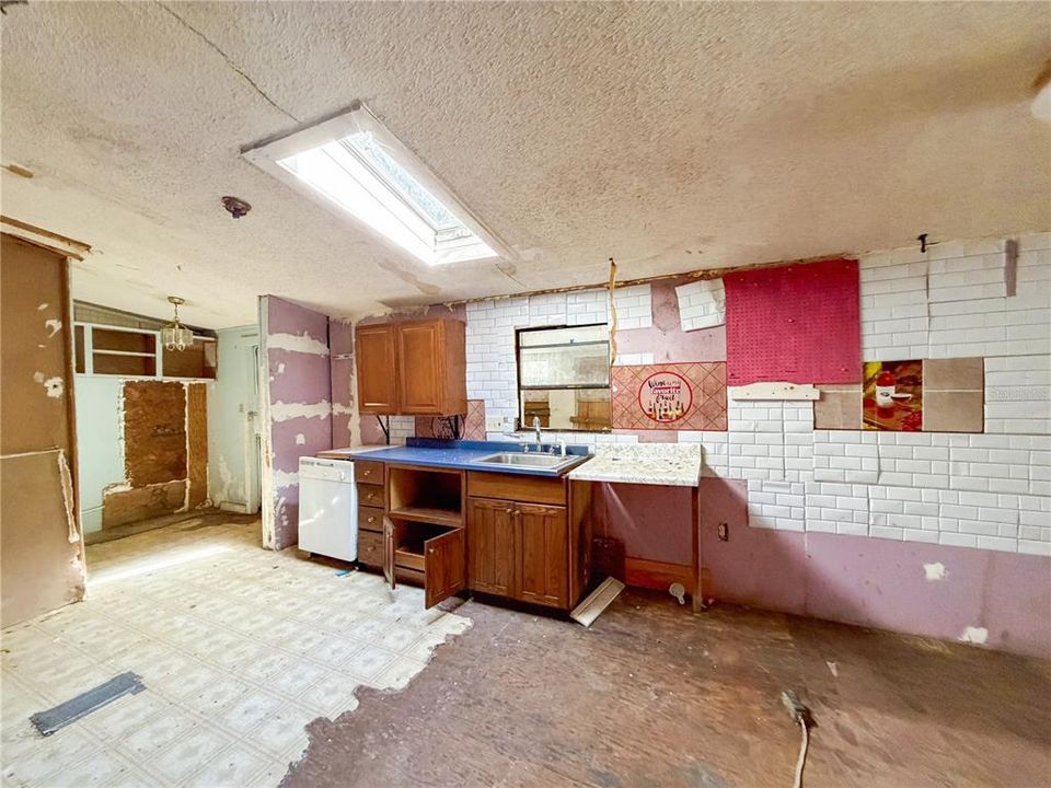 待售: $59,900 (2 贝兹, 3 浴室, 1352 平方英尺)