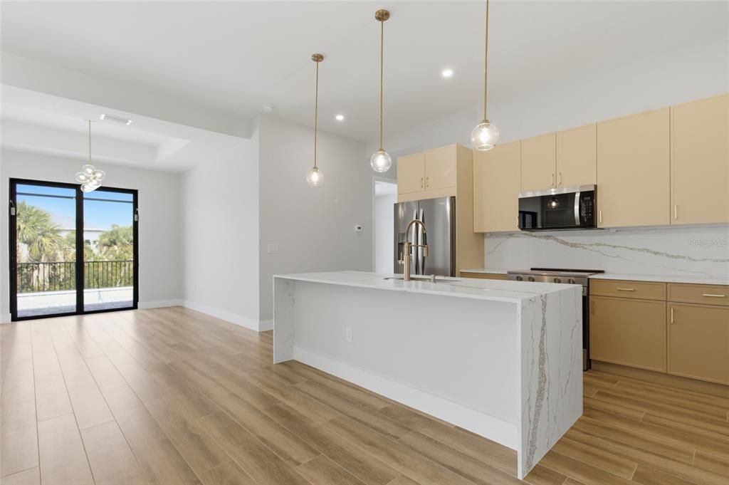 En Venta: $925,000 (3 camas, 3 baños, 2014 Pies cuadrados)