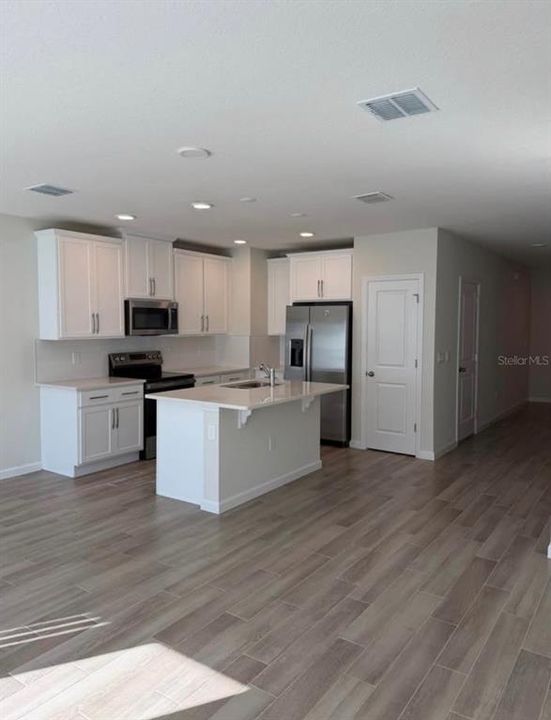 For Rent: $2,200 (3 beds, 2 baths, 1379 Square Feet)