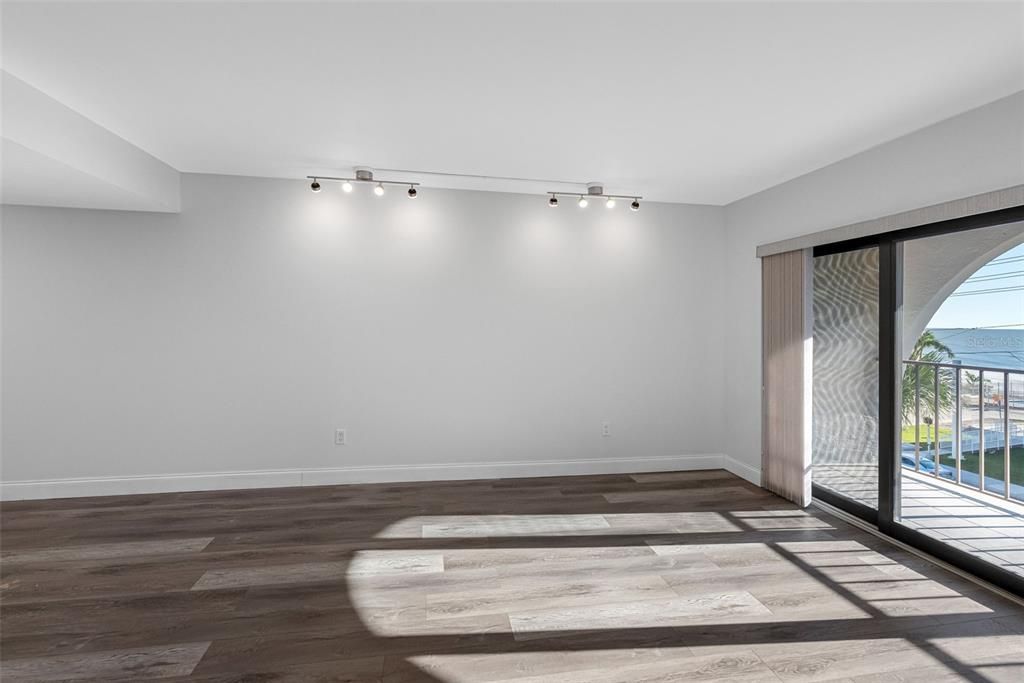 For Rent: $2,550 (1 beds, 1 baths, 840 Square Feet)