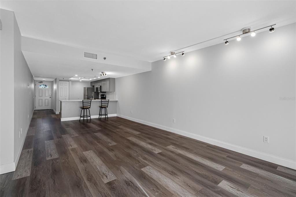 For Rent: $2,550 (1 beds, 1 baths, 840 Square Feet)