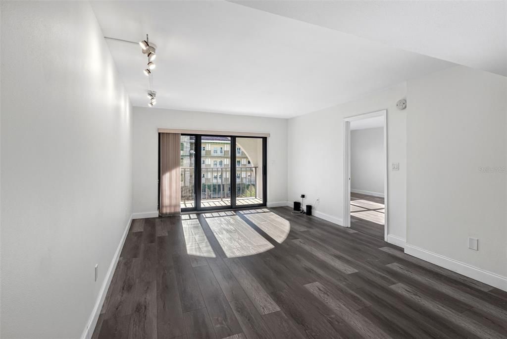 For Rent: $2,550 (1 beds, 1 baths, 840 Square Feet)